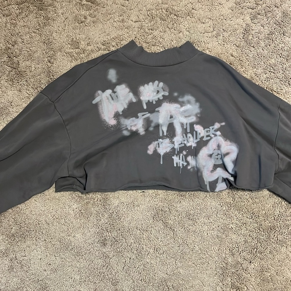 Cropped grey turtleneck long sleeve sweater